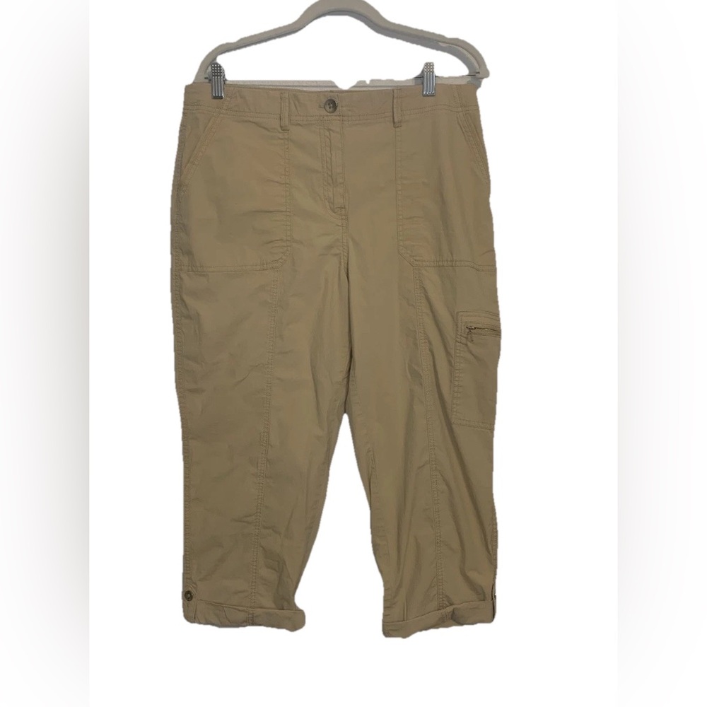 Chico’s Womens Sz M/ 1.5 Crop Cargo Pants Beige Utility Roll Up Pockets Stretch